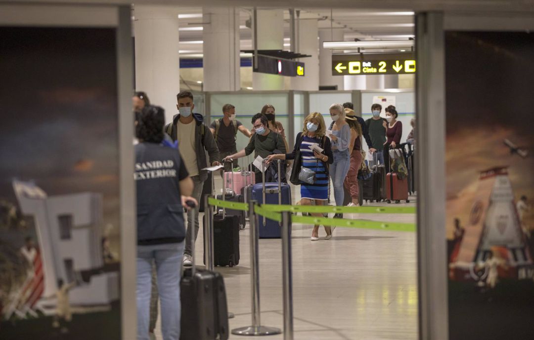 El aeropuerto de Sevilla recibe la llegada de turistas, en una foto de archivo. El aeropuerto de Sevilla recibe la llegada de turistas, en una foto de archivo.