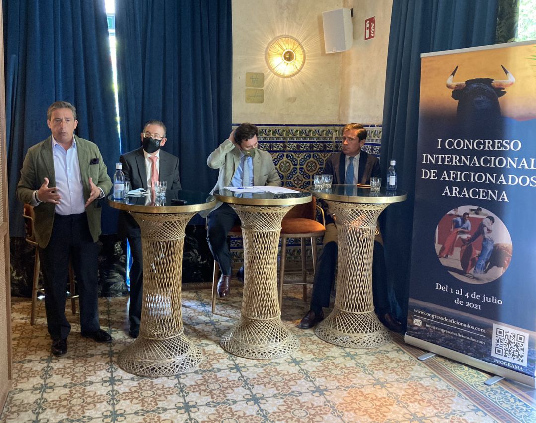 De izquierda a derecha, el empresario Luis Garzón, Manuel Guerra, alcalde de Aracena, Rafael Peralta Revuelta y Eduardo Dávila Miura De izquierda a derecha, el empresario Luis Garzón, Manuel Guerra, alcalde de Aracena, Rafael Peralta Revuelta y Eduardo Dávila Miura