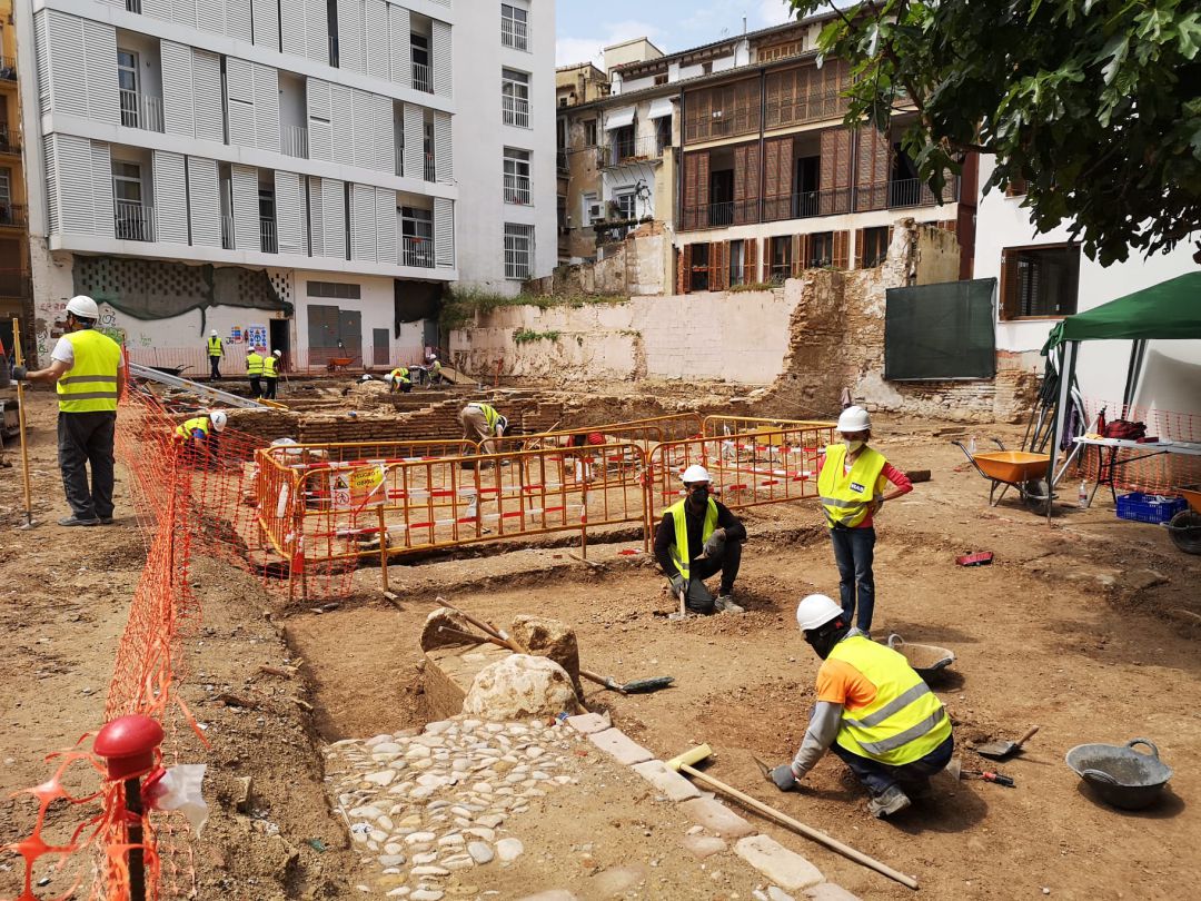 Imagen reciente del yacimiento de la torre islámica, junto a la plaza del Ángel, con el empedrado recuperado en primer término Imagen reciente del yacimiento de la torre islámica, junto a la plaza del Ángel, con el empedrado recuperado en primer término