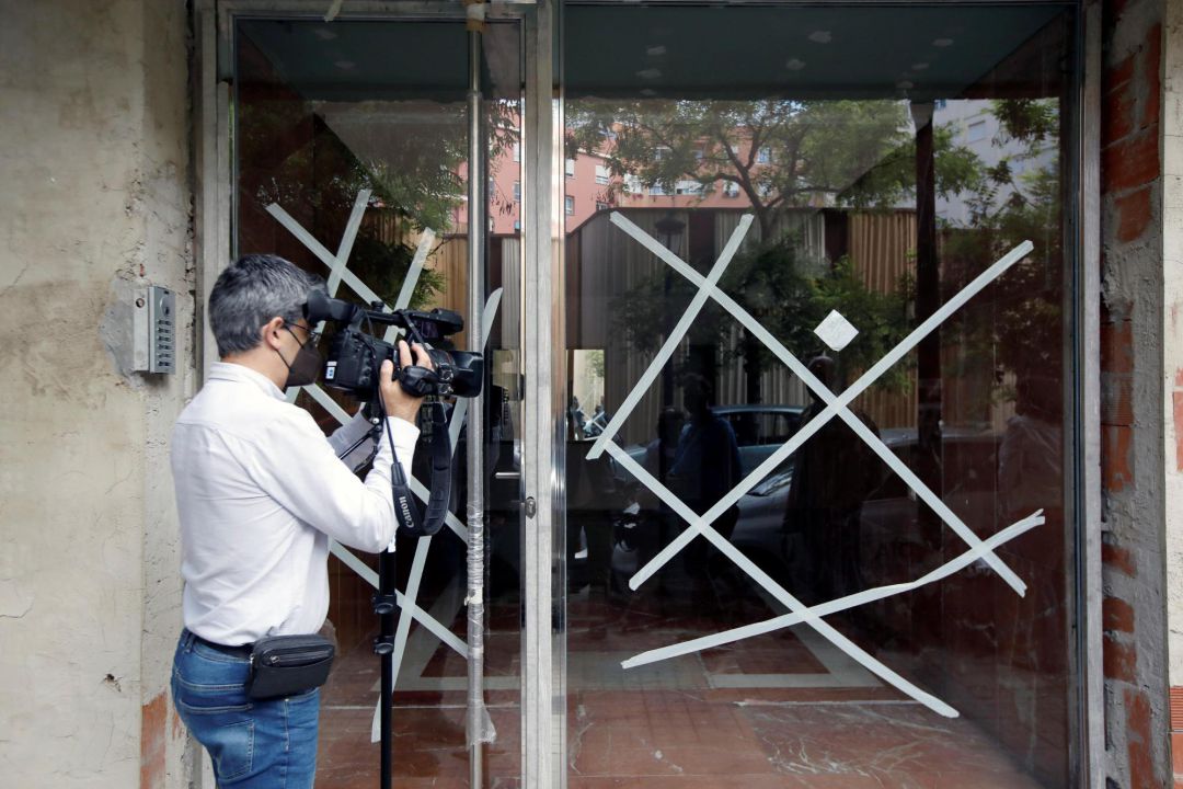 Un cámara de tv graba la puerta de la vivienda del subdelegado del Gobierno en Valencia, Rafael Rubio, que ha sido detenido hoy junto el ex número dos de Rita Barberá , Alfonso Grau, entre otras personas, por la Unidad Central Operativa de la Guardia Civil (UCO) en el marco de la operación Azud, que investiga el supuesto cobro de comisiones a contratistas en el Ayuntamiento de València Un cámara de tv graba la puerta de la vivienda del subdelegado del Gobierno en Valencia, Rafael Rubio, que ha sido detenido hoy junto el ex número dos de Rita Barberá , Alfonso Grau, entre otras personas, por la Unidad Central Operativa de la Guardia Civil (UCO) en el marco de la operación Azud, que investiga el supuesto cobro de comisiones a contratistas en el Ayuntamiento de València