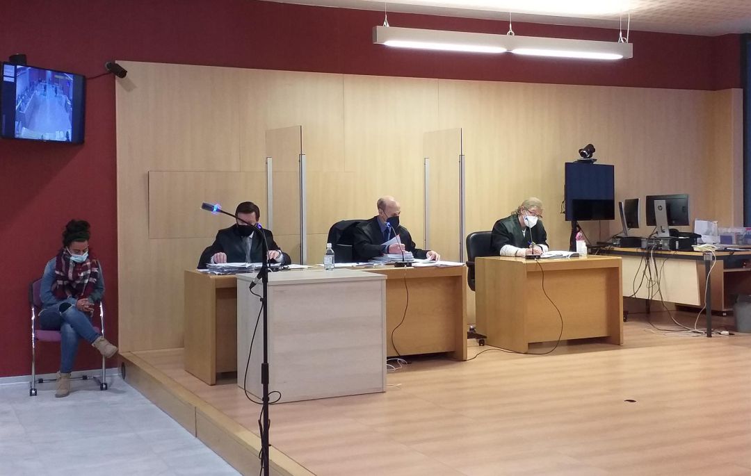 La acusada durante la última sesión del juicio. La acusada durante la última sesión del juicio.