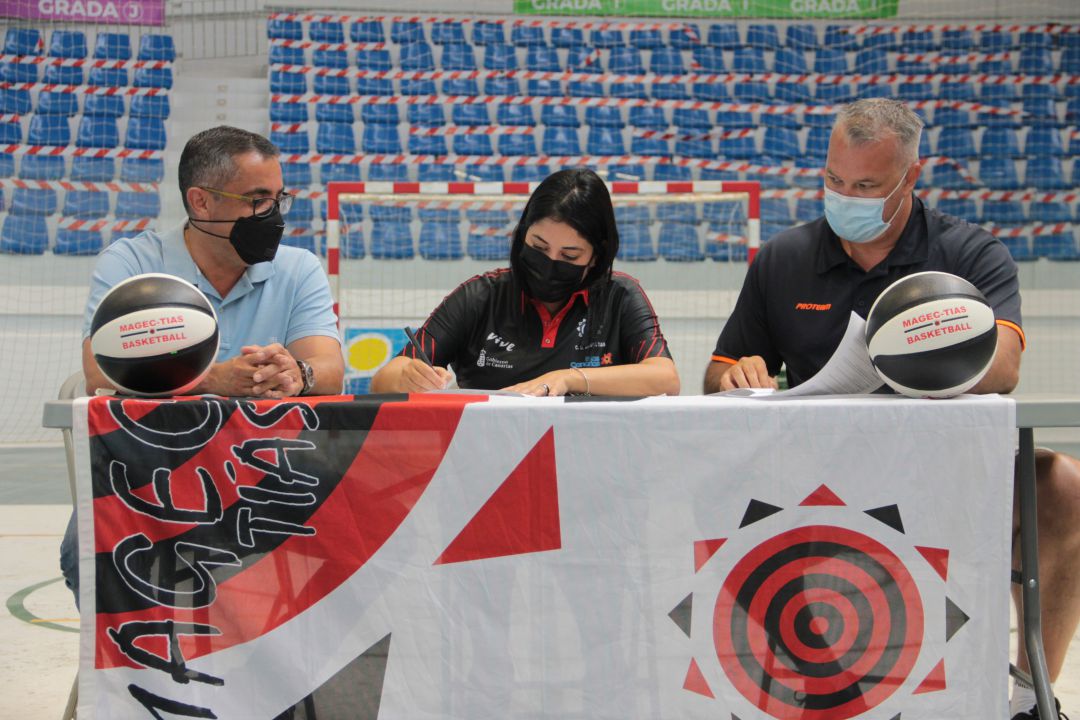 Firma del acuerdo en el pabellón municipal de Tías. Firma del acuerdo en el pabellón municipal de Tías.
