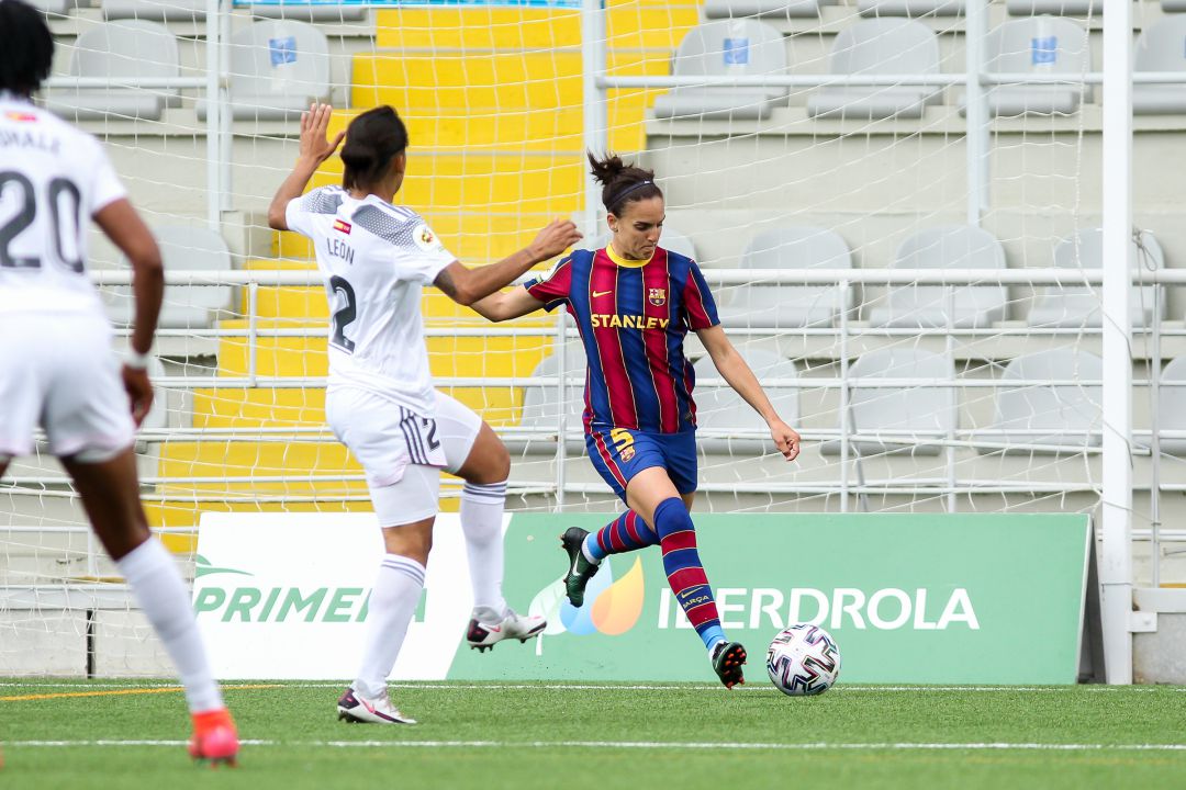 Melanie Serrano (FC Barcelona) centra un balón ante la oposición de Lucía León (Madrid CFF) en el encuentro entre las recientes campeonas de Liga Primer Iberdrola y las blancas disputado el 28 de abril en el Estadio Antiguo Canodromo. Ambas escuadras se medirán en Butarque en la primera semifinal de la Copa de la Reina. Melanie Serrano (FC Barcelona) centra un balón ante la oposición de Lucía León (Madrid CFF) en el encuentro entre las recientes campeonas de Liga Primer Iberdrola y las blancas disputado el 28 de abril en el Estadio Antiguo Canodromo. Ambas escuadras se medirán en Butarque en la primera semifinal de la Copa de la Reina.
