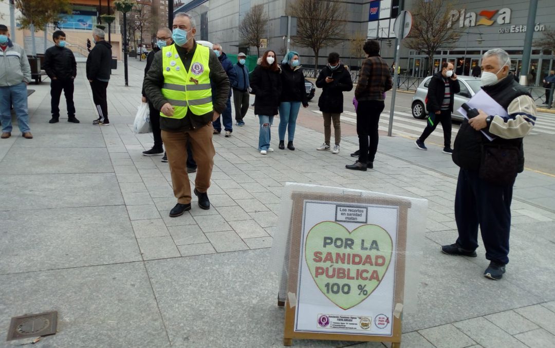 La manifestación quiere poner en valor la necesidad de cubrir los servicios sanitarios con medios públicos La manifestación quiere poner en valor la necesidad de cubrir los servicios sanitarios con medios públicos