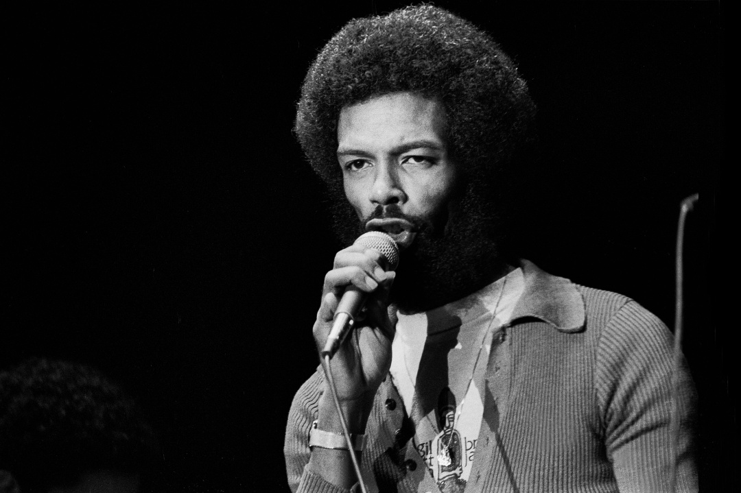 Gil Scott-Heron durante una actuación en 1972 Gil Scott-Heron durante una actuación en 1972