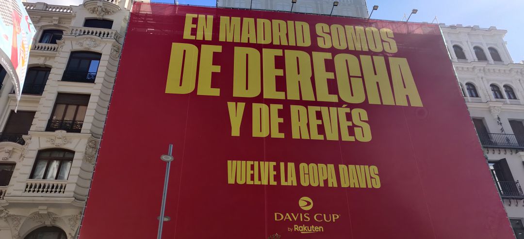 La lona desplegada en Gran Vía con motivo de la Copa Davis. La lona desplegada en Gran Vía con motivo de la Copa Davis.