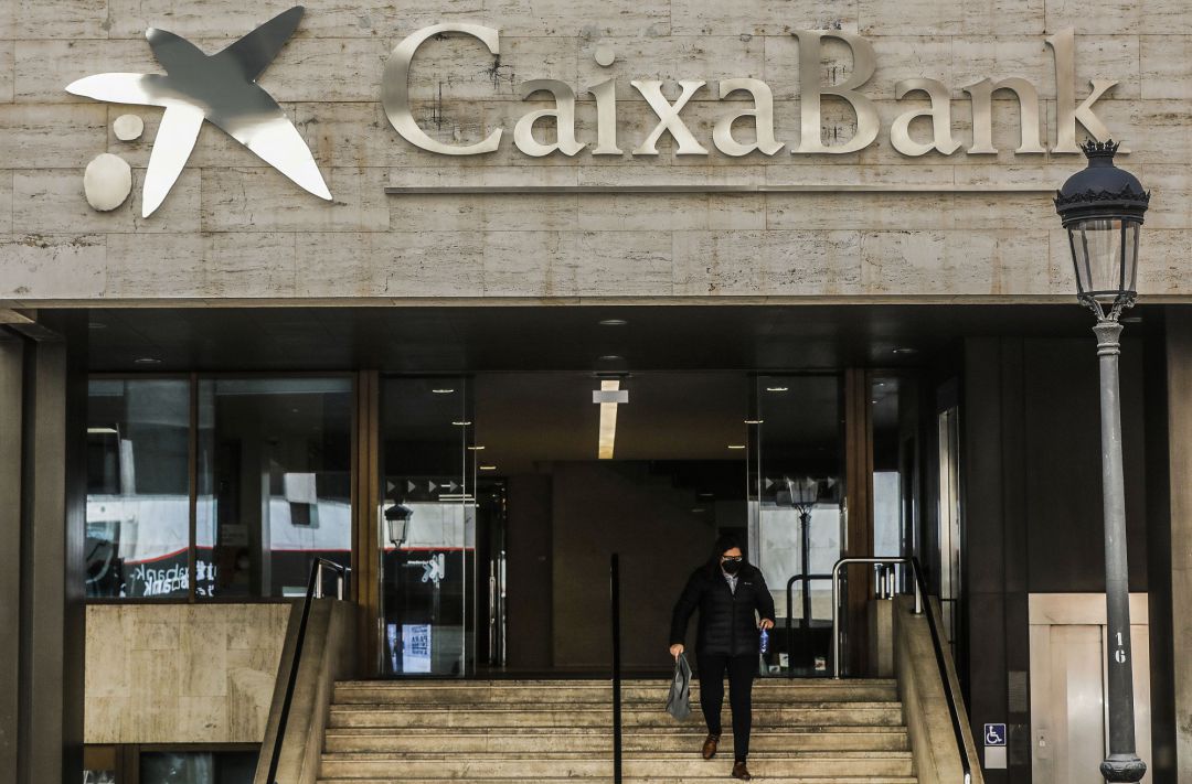 Logo de Caixabank en la antigua sede de Bankia, en la calle Pintor Sorolla, en Valencia. Logo de Caixabank en la antigua sede de Bankia, en la calle Pintor Sorolla, en Valencia.