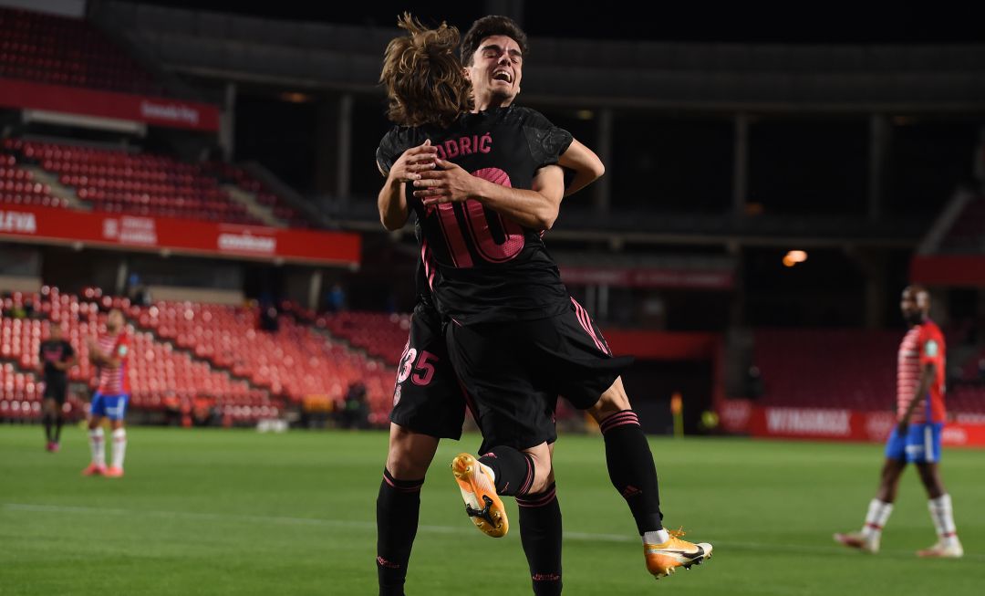 Miguel Gutiérrez abraza a Modric en la celebración del primer gol del Real Madrid Miguel Gutiérrez abraza a Modric en la celebración del primer gol del Real Madrid