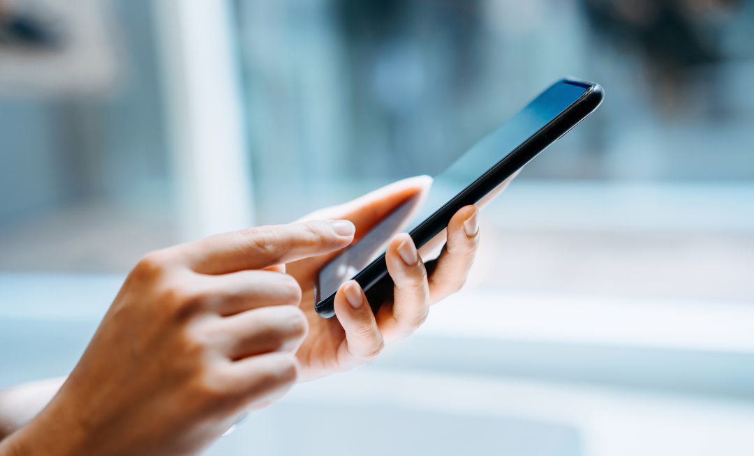 Una persona utilizando un teléfono móvil. Una persona utilizando un teléfono móvil.