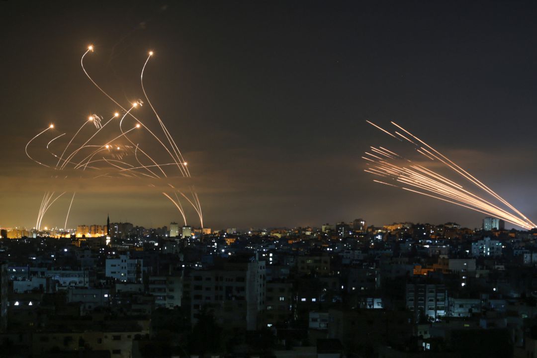Esta imagen del cielo nocturno de Gaza se ha convertido en el símbolo perfecto de las fuerzas de los dos bandos del último conflicto en Oriente Próximo. La foto muestra cohetes palestinos disparados hacia Israel en Beit Lahia en el norte de la franja de Gaza el 14 de mayo de 2021 y cómo esos proyectiles se topan con el escudo antimisiles Cúpula de Hierro en Ashkelon, al sur de Israel. Esta imagen del cielo nocturno de Gaza se ha convertido en el símbolo perfecto de las fuerzas de los dos bandos del último conflicto en Oriente Próximo. La foto muestra cohetes palestinos disparados hacia Israel en Beit Lahia en el norte de la franja de Gaza el 14 de mayo de 2021 y cómo esos proyectiles se topan con el escudo antimisiles Cúpula de Hierro en Ashkelon, al sur de Israel.
