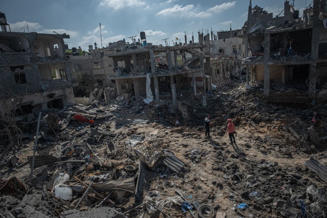 Ciudadanos entre las ruinas de Beit Hanoun tras la noche de ofensiva de Israel por tierra y aire Ciudadanos entre las ruinas de Beit Hanoun tras la noche de ofensiva de Israel por tierra y aire