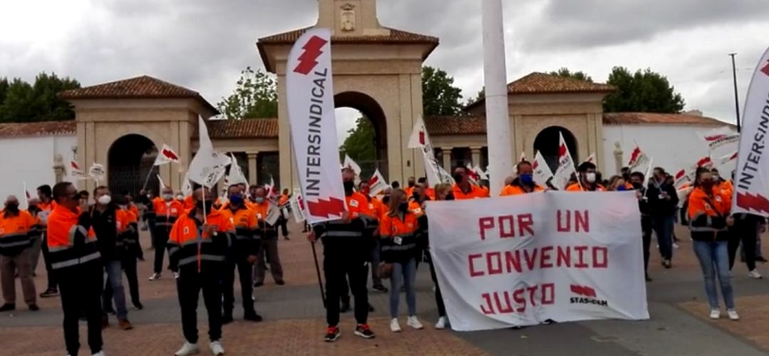 Protesta de los trabajadores de recogida de basura hace unos días en el 'pincho' de la Feria Protesta de los trabajadores de recogida de basura hace unos días en el 'pincho' de la Feria