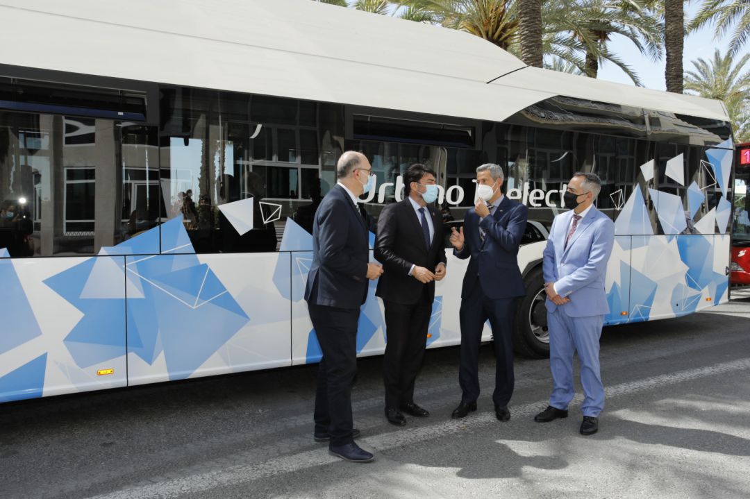 El edil de Transportes y el alcalde conversan con responsables de Vectalia durante la presentación del autobús eléctrico El edil de Transportes y el alcalde conversan con responsables de Vectalia durante la presentación del autobús eléctrico