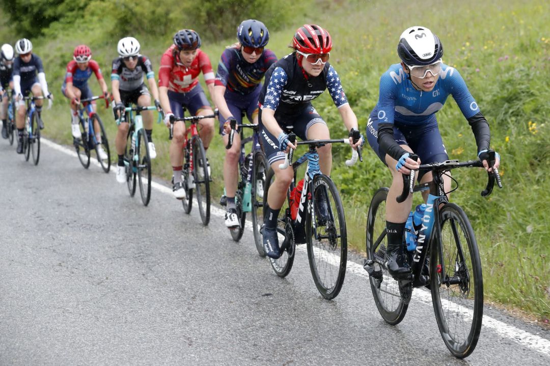 La ciclista arandina del Movistar Team tirando del grupo durante una de las ascensiones de la jornada. La ciclista arandina del Movistar Team tirando del grupo durante una de las ascensiones de la jornada.