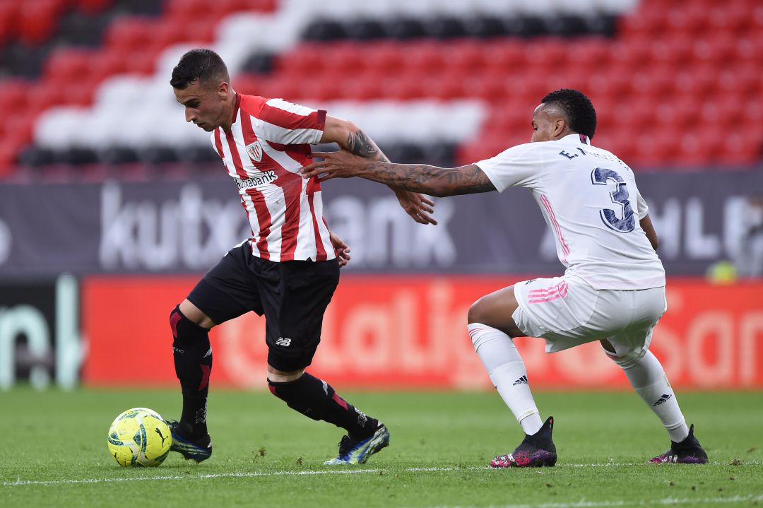 Berenguer conduce el balón ante Militao Berenguer conduce el balón ante Militao