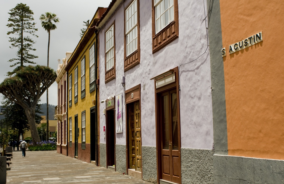 La calle San Agustín de San Cristóbal de La Laguna (Tenerife) ha sido seleccionada como una de las más bonitas de España. Se trata de una de las calles principales del entramado urbanístico de la ciudad que sirvió como laboratorio de pruebas hacia el modelo que se implantaría posteriormente en núcleos urbanos latinoamericanos La calle San Agustín de San Cristóbal de La Laguna (Tenerife) ha sido seleccionada como una de las más bonitas de España. Se trata de una de las calles principales del entramado urbanístico de la ciudad que sirvió como laboratorio de pruebas hacia el modelo que se implantaría posteriormente en núcleos urbanos latinoamericanos