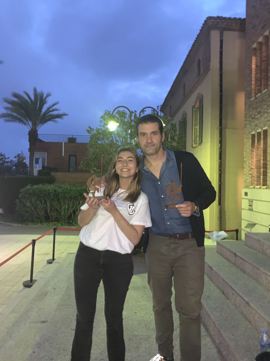 Con los premios. Con los premios.