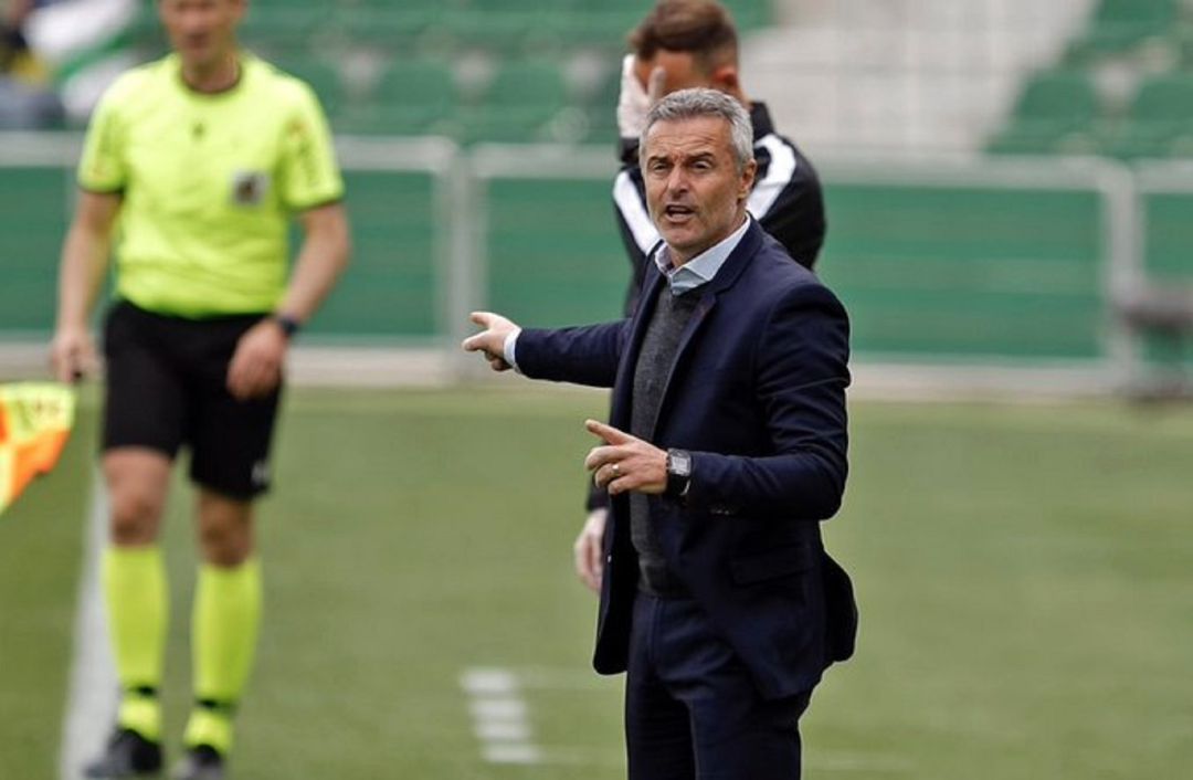 Fran Escribá durante un partido del Elche en el Martínez Valero Fran Escribá durante un partido del Elche en el Martínez Valero