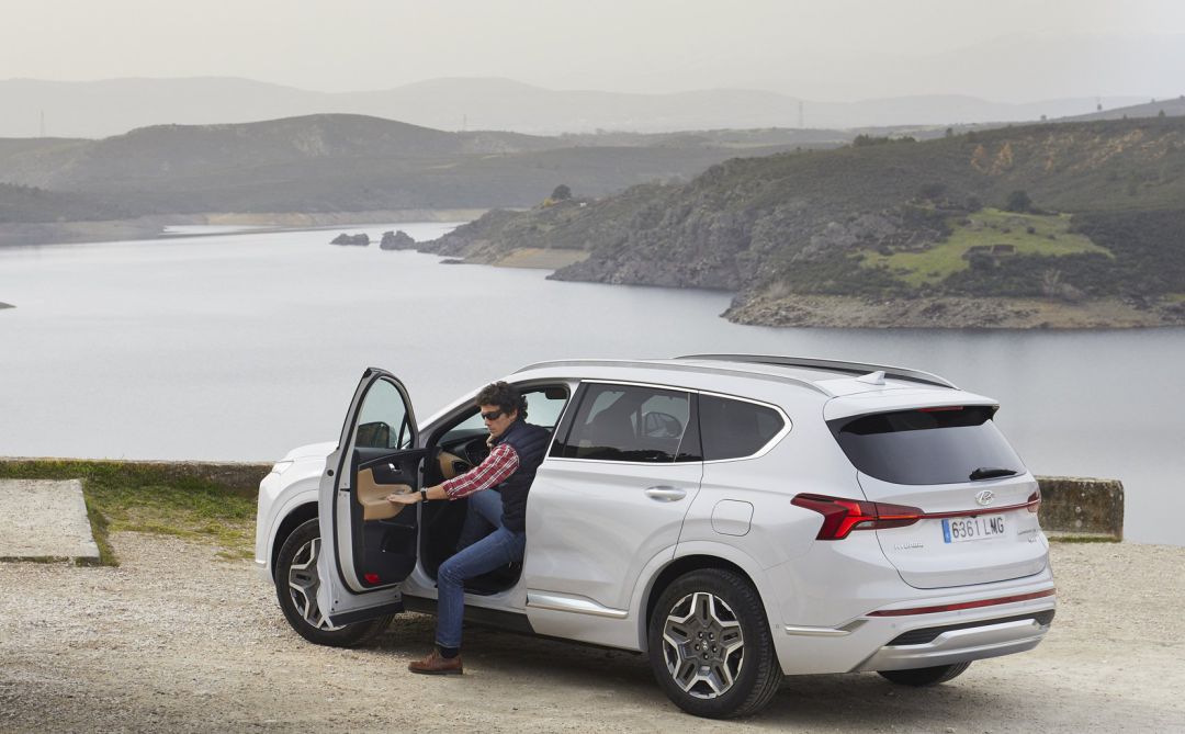 Nuevo Hyundai Santa Fe..
La firma automovilística Hyundai ha presentado el nuevo Santa Fe, que llega con un diseño "más robusto, pero sofisticado" y estará disponible por primera vez con motorizaciones híbridas e híbridas enchufables de última generación.
POLITICA ECONOMIA
HYUNDAI
Nuevo Hyundai Santa Fe..
La firma automovilística Hyundai ha presentado el nuevo Santa Fe, que llega con un diseño "más robusto, pero sofisticado" y estará disponible por primera vez con motorizaciones híbridas e híbridas enchufables de última generación.
POLITICA ECONOMIA
HYUNDAI