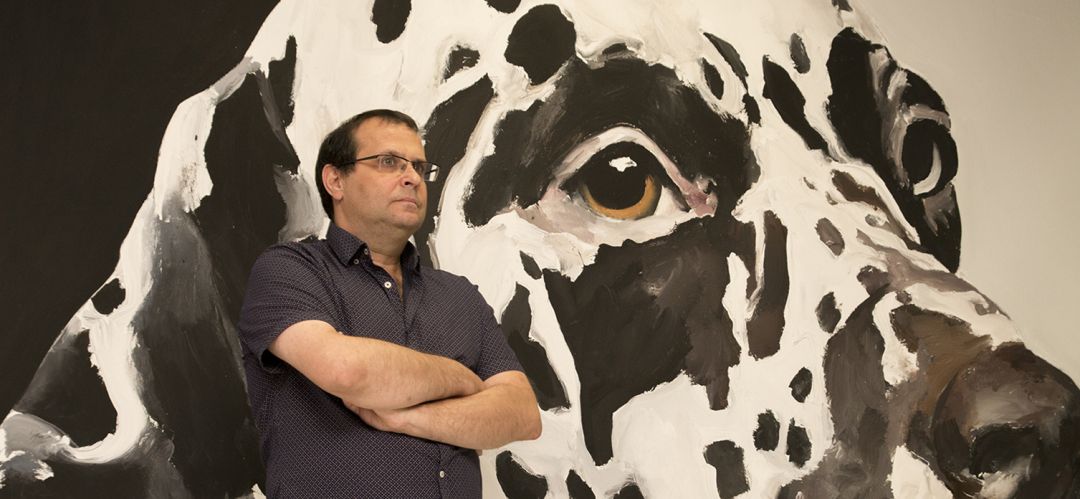 El artista plástico Santiago Ydáñez, posa junto a una de sus obras. El artista plástico Santiago Ydáñez, posa junto a una de sus obras.