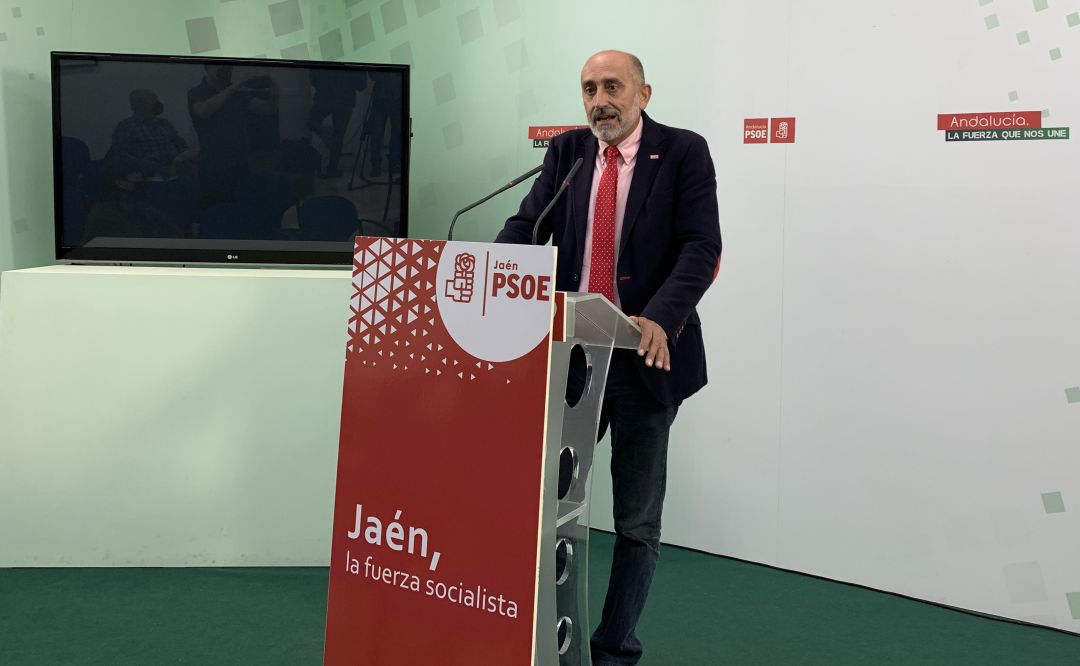 El precandidato a las primarias socialistas andaluzas, Luis Ángel Hierro, durante su rueda de prensa en Jaén. El precandidato a las primarias socialistas andaluzas, Luis Ángel Hierro, durante su rueda de prensa en Jaén.