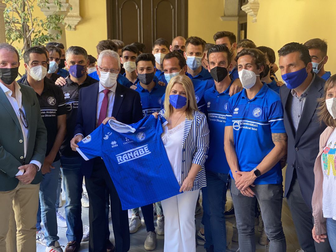 La alcaldesa durante la recpeción en el Ayuntamiento La alcaldesa durante la recpeción en el Ayuntamiento
