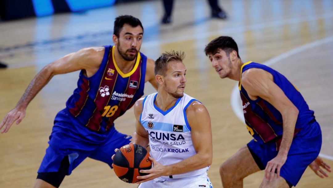 Dee dirige un ataque en un partido contra el Barça esta temporada Dee dirige un ataque en un partido contra el Barça esta temporada