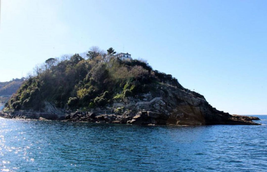 Paisaje de la Isla de Santa Clara, donde está ubicada la escultura "Hondalea" de Cristina Iglesias Paisaje de la Isla de Santa Clara, donde está ubicada la escultura "Hondalea" de Cristina Iglesias