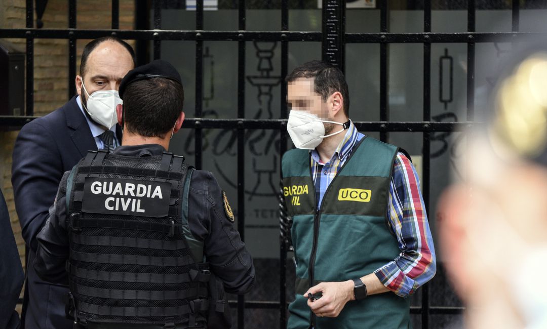 Un grupo de agentes de la Unidad Central Operativa de la Guardia Civil (UCO), durante un registro en el domicilio del subdelegado del Gobierno en Valencia, Rafael Rubio, a 13 de mayo de 2021, en Valencia, Comunidad Valenciana (España) Un grupo de agentes de la Unidad Central Operativa de la Guardia Civil (UCO), durante un registro en el domicilio del subdelegado del Gobierno en Valencia, Rafael Rubio, a 13 de mayo de 2021, en Valencia, Comunidad Valenciana (España)