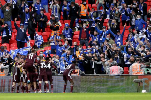 Tielemans se fue a celebrar el gol con su público Tielemans se fue a celebrar el gol con su público