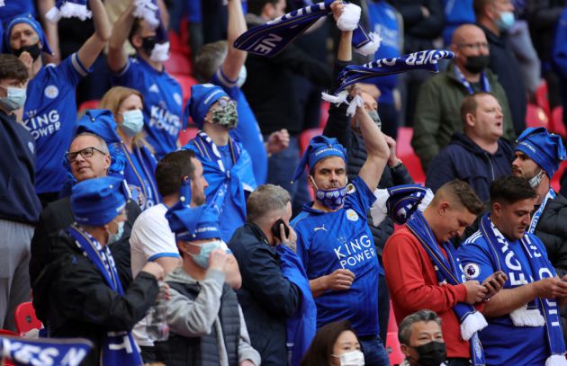 Unos cuantos aficionados del Leicester pudieron disfrutar del título en el estadio Unos cuantos aficionados del Leicester pudieron disfrutar del título en el estadio