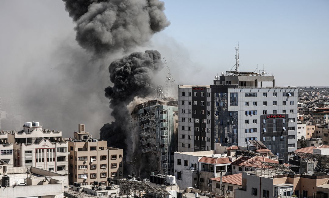 La explosión que ha derrumbado el edificio de Al Jazeera y AP. La explosión que ha derrumbado el edificio de Al Jazeera y AP.
