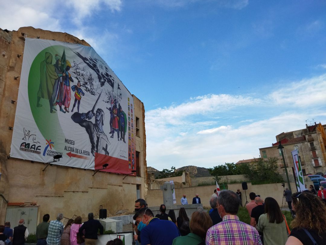 La nueva lona, compuesta por Mónica Jover inspirándose en diseños de Solbes y Guarinos, ya viste la fachada lateral del Museu Alcoià de la Festa. La nueva lona, compuesta por Mónica Jover inspirándose en diseños de Solbes y Guarinos, ya viste la fachada lateral del Museu Alcoià de la Festa.