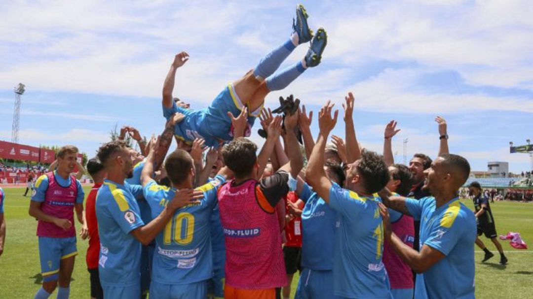 La plantilla festeja el triunfo. La plantilla festeja el triunfo.