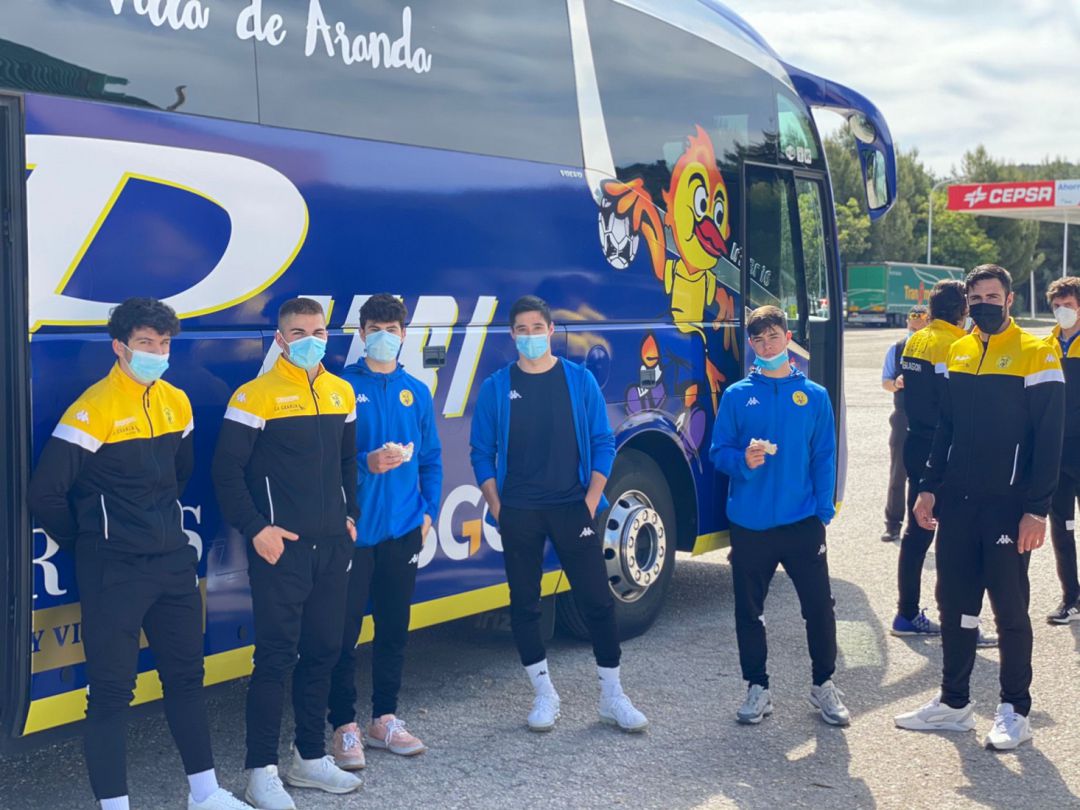 Los jugadores arandinos del Villa de Aranda en su trayecto a Benidorm. Los jugadores arandinos del Villa de Aranda en su trayecto a Benidorm.