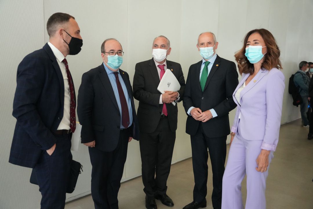 El delegado del gobierno en Euskadi, Denis Itxaso; el ministro de Política Territorial y Función Pública, Miquel Iceta; el consejero vasco de transportes, Iñaki Arriola; el vicelehendakari y consejero de Seguridad, Josu Erkoreka y la consejera de Gobernanza Pública y Autogobierno, Olatz Garamendi El delegado del gobierno en Euskadi, Denis Itxaso; el ministro de Política Territorial y Función Pública, Miquel Iceta; el consejero vasco de transportes, Iñaki Arriola; el vicelehendakari y consejero de Seguridad, Josu Erkoreka y la consejera de Gobernanza Pública y Autogobierno, Olatz Garamendi