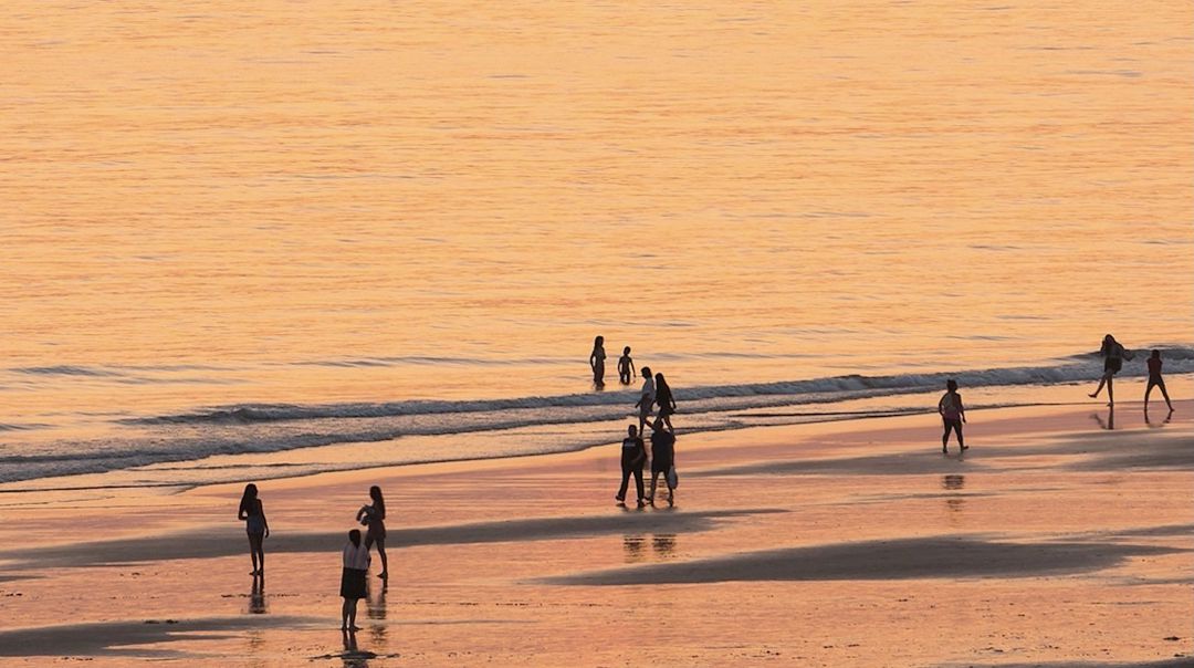 Público en la orilla de una playa de Cádiz Público en la orilla de una playa de Cádiz