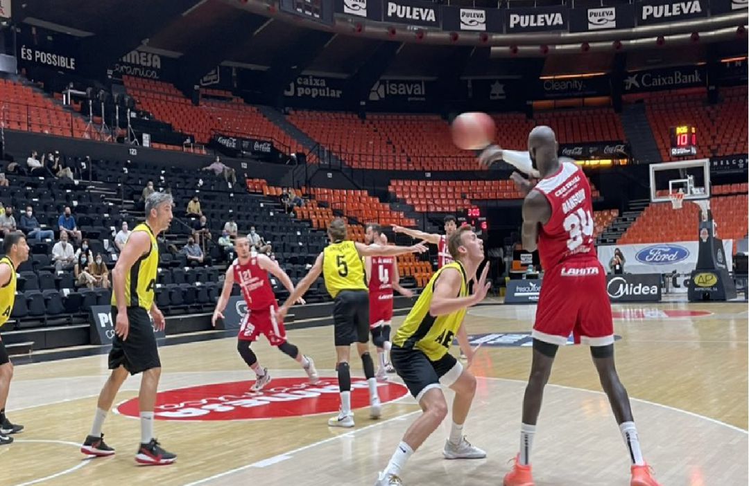 Mansour pasa la pelota a Chazelas, durante el partido ante Llucmajor Mansour pasa la pelota a Chazelas, durante el partido ante Llucmajor