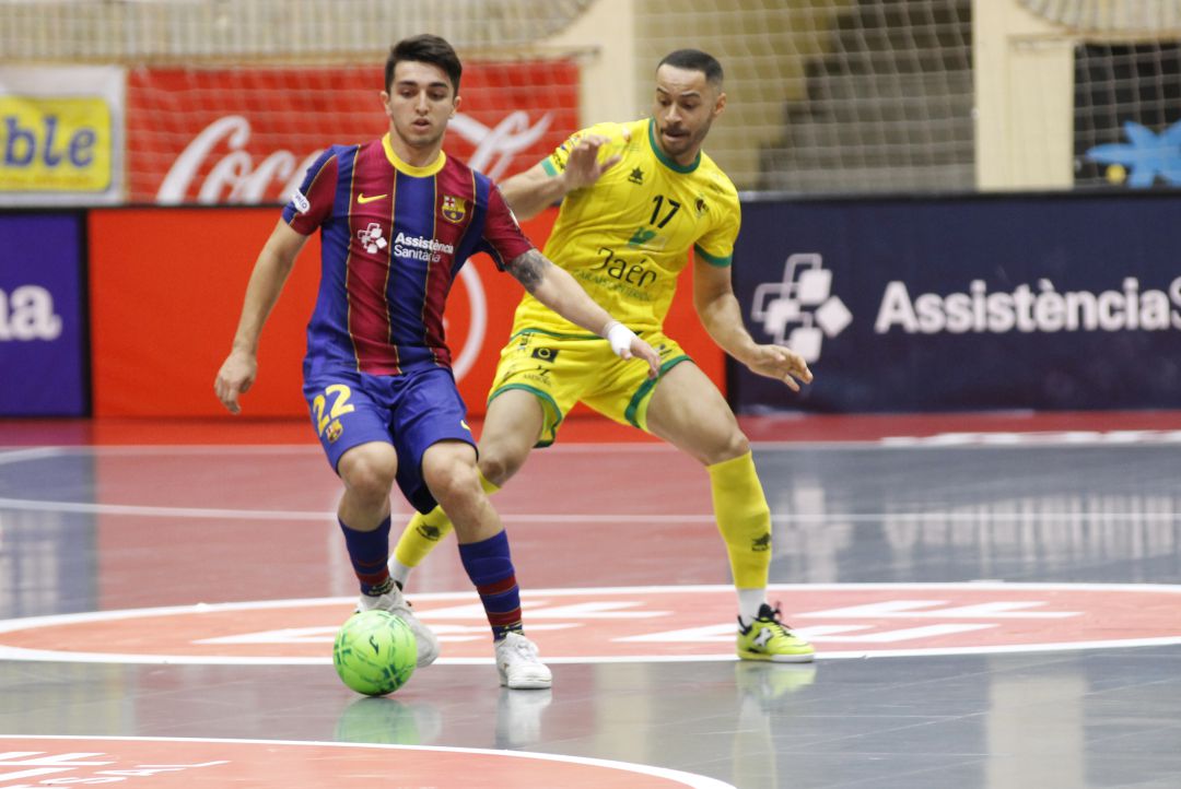 Dos jugadores del Jaén Paraíso Interior y del Barcelona en un momento del partido. Dos jugadores del Jaén Paraíso Interior y del Barcelona en un momento del partido.