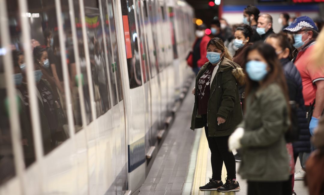 Personas con mascarillas en el metro. Personas con mascarillas en el metro.