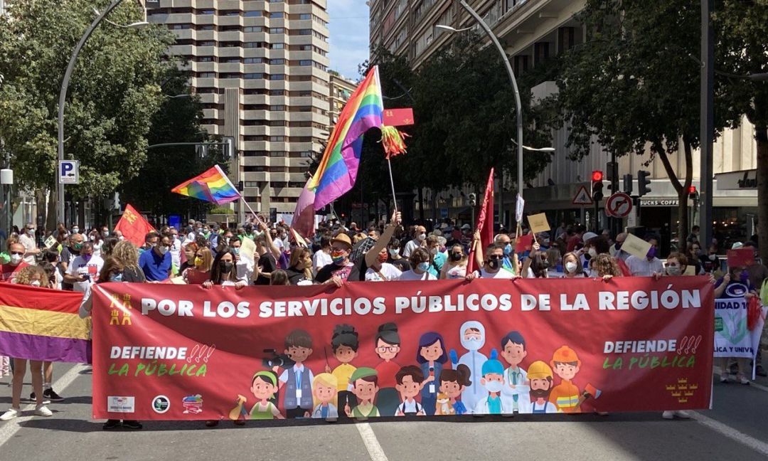 Manifestación en defensa de los servicios públicos convocada por la plataforma Defiende!!! La Pública Manifestación en defensa de los servicios públicos convocada por la plataforma Defiende!!! La Pública