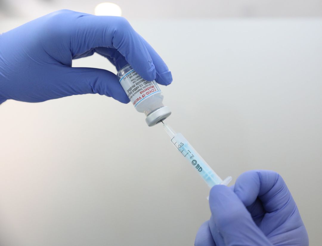 Un profesional sanitario sostiene un vial de la vacuna de Moderna contra el Covid-19 Un profesional sanitario sostiene un vial de la vacuna de Moderna contra el Covid-19