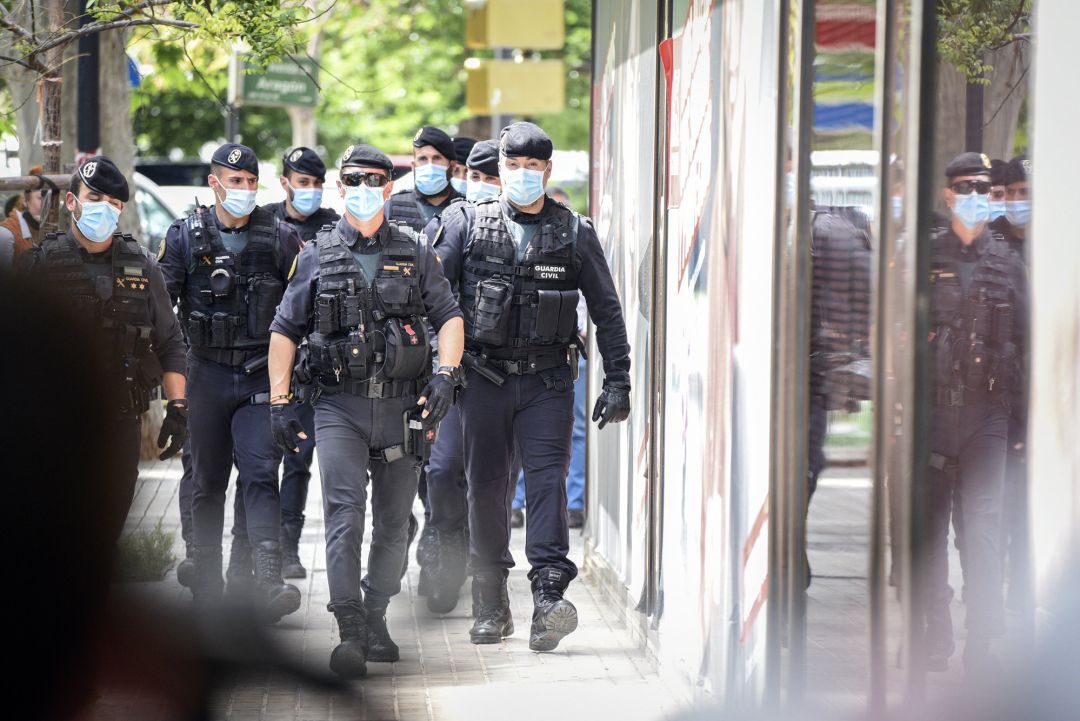 Un grupo de agentes de la Unidad Central Operativa de la Guardia Civil (UCO) se dirige a realizar un registro en el domicilio del subdelegado del Gobierno en Valencia, Rafael Rubio Un grupo de agentes de la Unidad Central Operativa de la Guardia Civil (UCO) se dirige a realizar un registro en el domicilio del subdelegado del Gobierno en Valencia, Rafael Rubio
