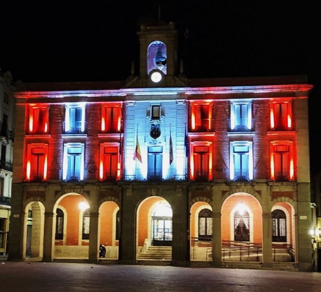 Fachada del Ayuntamiento iluminada de rojo y blanco Fachada del Ayuntamiento iluminada de rojo y blanco