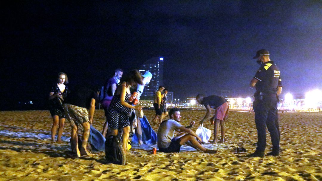 Las playas de la ciudad han sido uno de los puntos críticos en esta noche de botellones en Barcelona Las playas de la ciudad han sido uno de los puntos críticos en esta noche de botellones en Barcelona