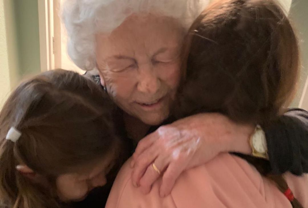 Las hijas de Lucía, de 5 y 9 años, abrazan a su bisabuela en Nueva Zelanda, tras un viaje de 3 días y dos semanas de cuarentena Las hijas de Lucía, de 5 y 9 años, abrazan a su bisabuela en Nueva Zelanda, tras un viaje de 3 días y dos semanas de cuarentena