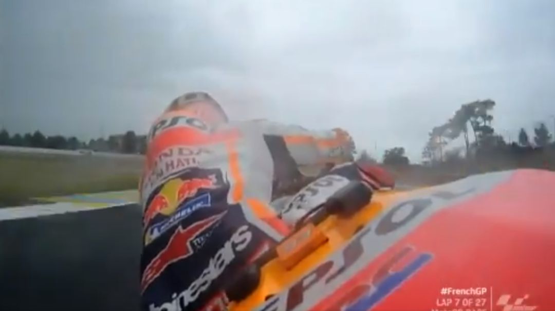 Marc Márquez, pilotando sobre la lluvia antes de su caída en Le Mans. Marc Márquez, pilotando sobre la lluvia antes de su caída en Le Mans.