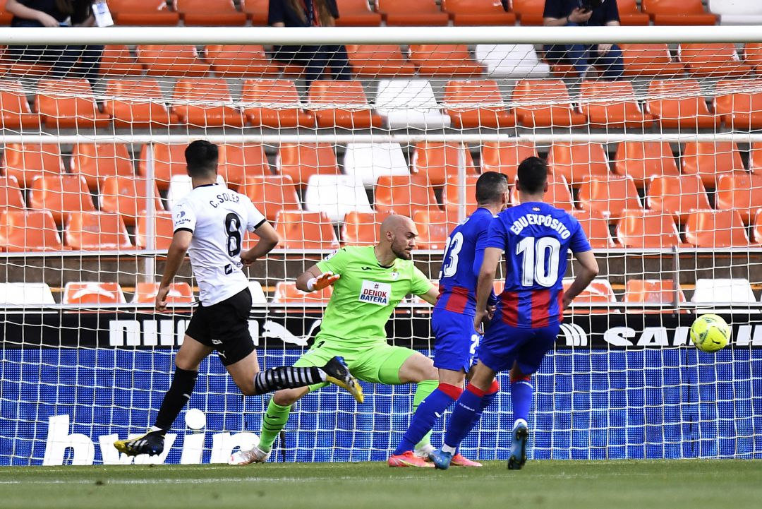 Carlos Soler marca ante el Eibar Carlos Soler marca ante el Eibar