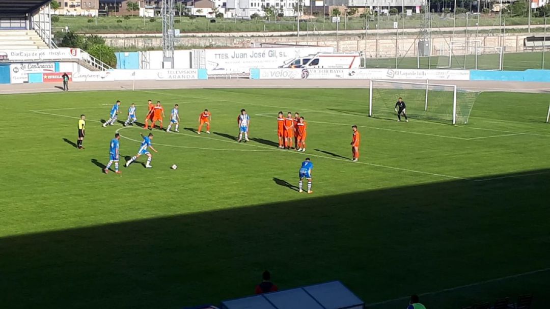 Marcos Barbero lo intentó a balón parado para la Arandina con 0-1 en el marcador. Marcos Barbero lo intentó a balón parado para la Arandina con 0-1 en el marcador.