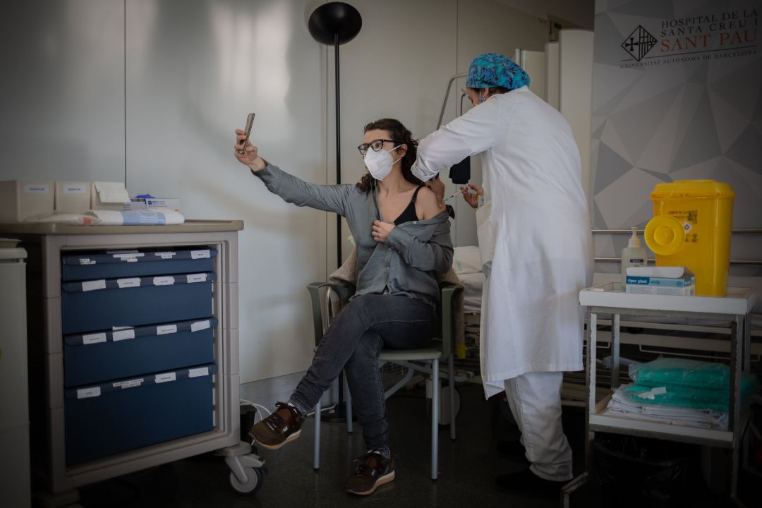 Una enfermera vacuna a un profesional sanitario con la vacuna de Pfizer-BioNtech Una enfermera vacuna a un profesional sanitario con la vacuna de Pfizer-BioNtech